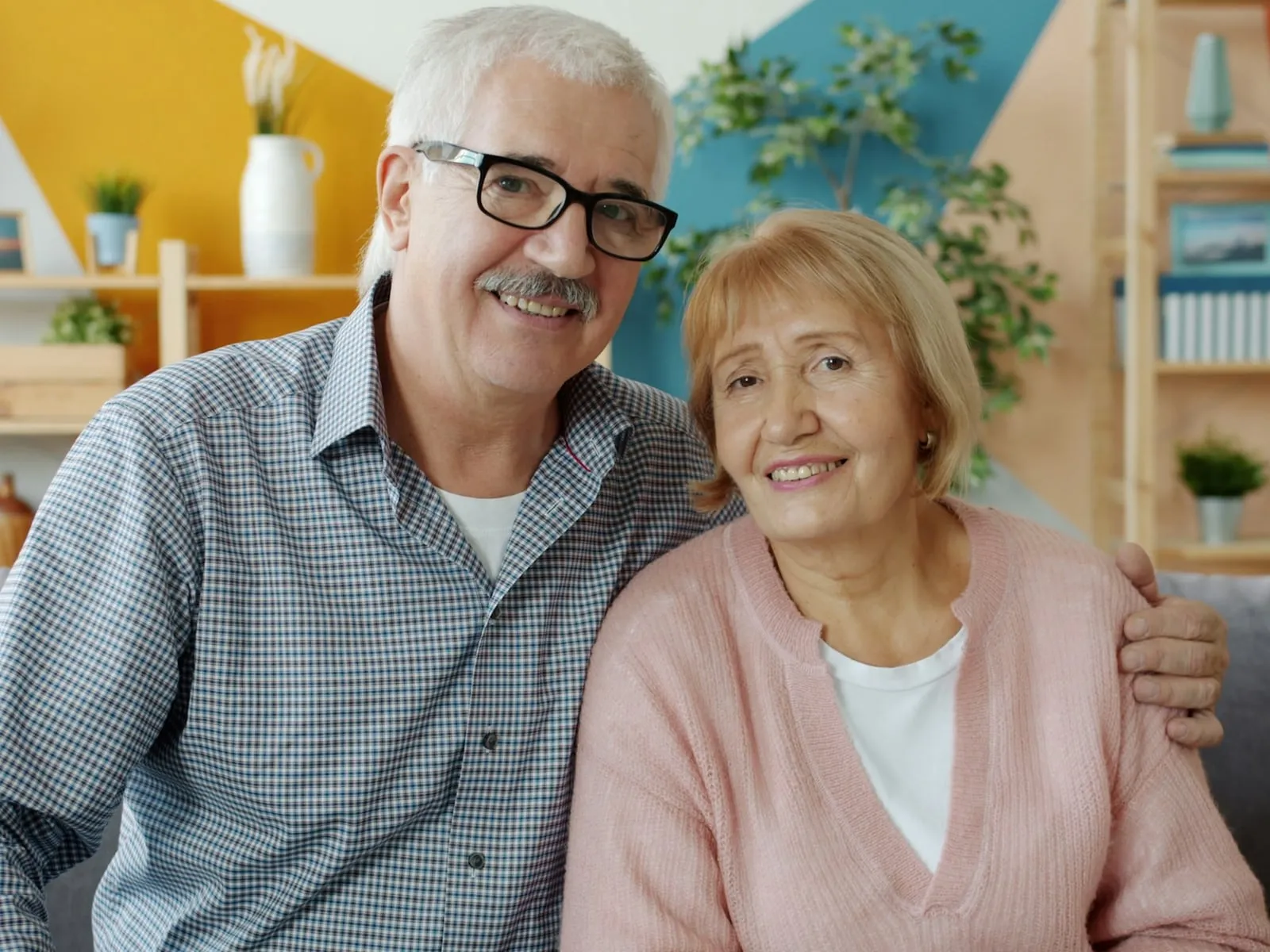 Pareja de adultos mayores sonriendo con confianza